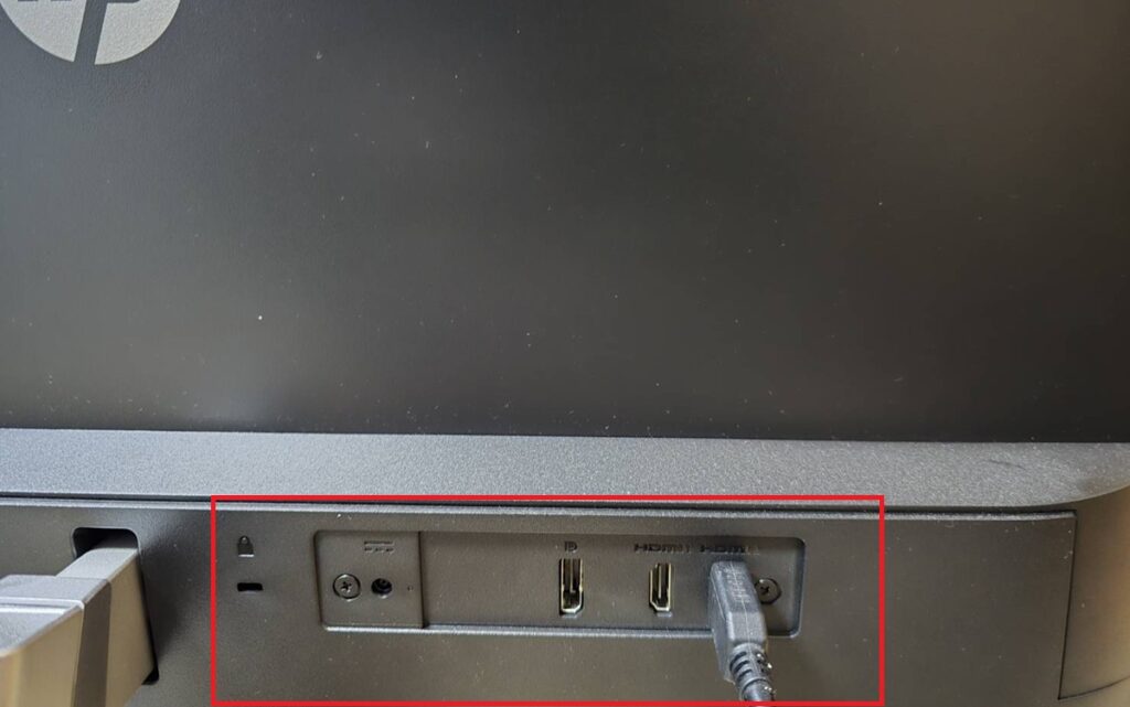 Windows11でHDMIケーブル接続を確認している様子