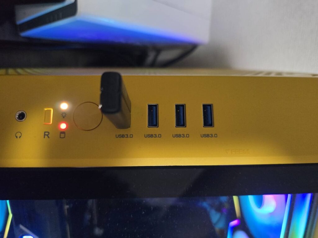 Windows11でUSBポートを差し替えて確認している画面