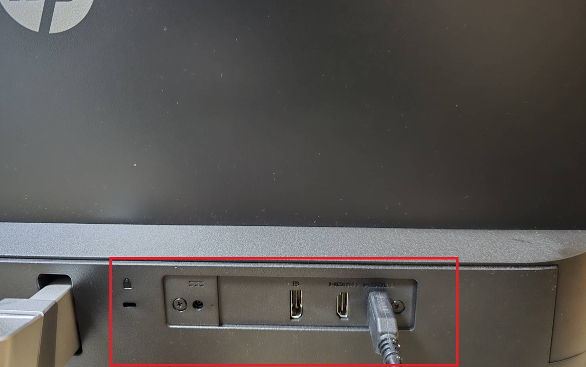 Windows11でHDMIケーブル接続を確認している様子